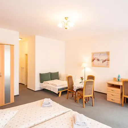 Bavaria Hotel *